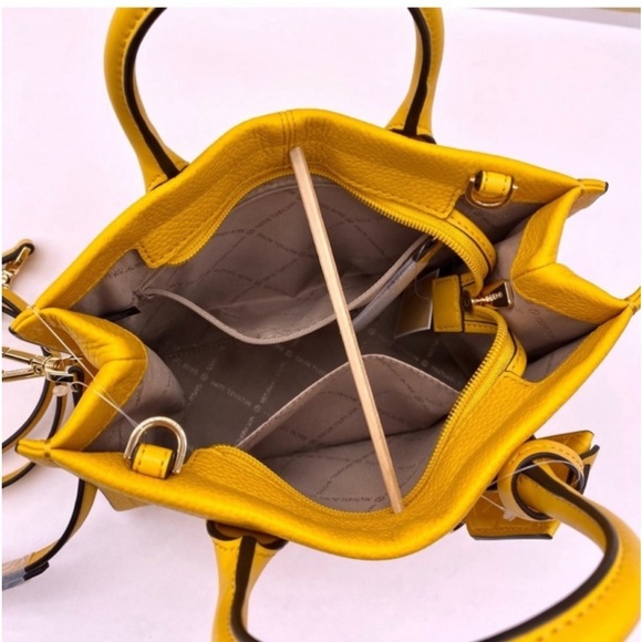 Michael Kors Mirella Small Shopper
Top Zip Tote Crossbody Jasmine
Yellow - Picture 7 of 11